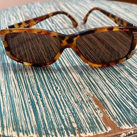 FENDI Vintage Classic Tortoise Shell Sunglasses - Picture 3 of 9